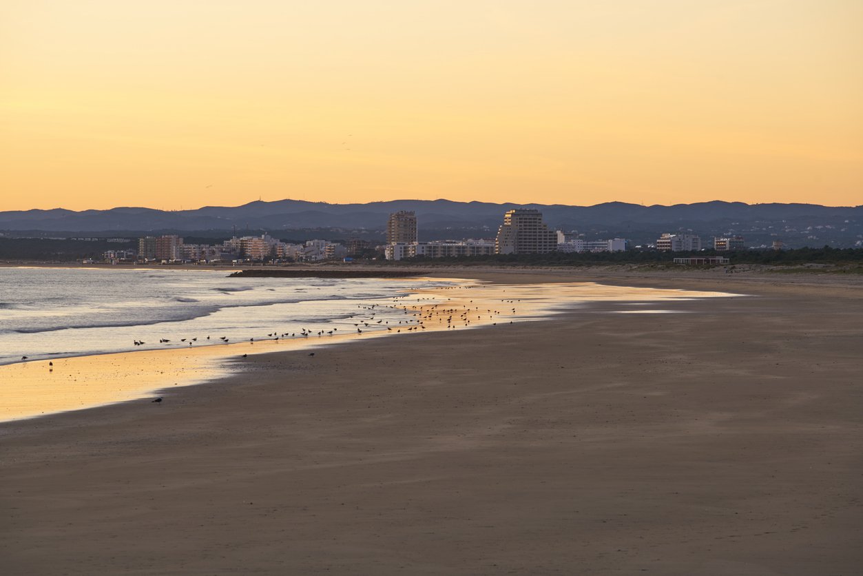 Monte Gordo beach view