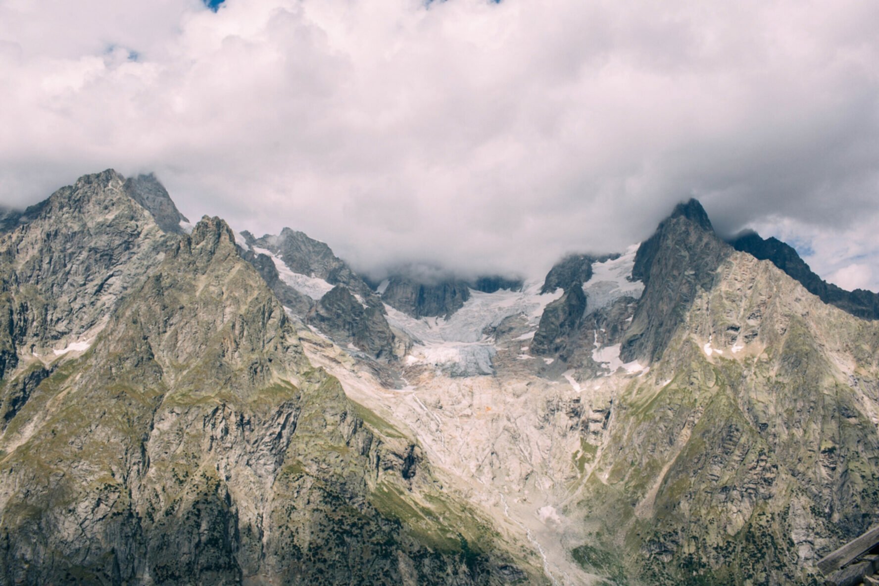 Mountain panorama from the Bonatti hut