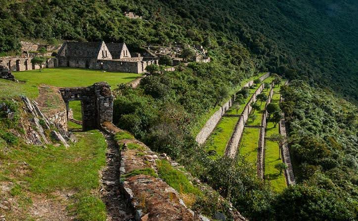 Peru ruins while hiking