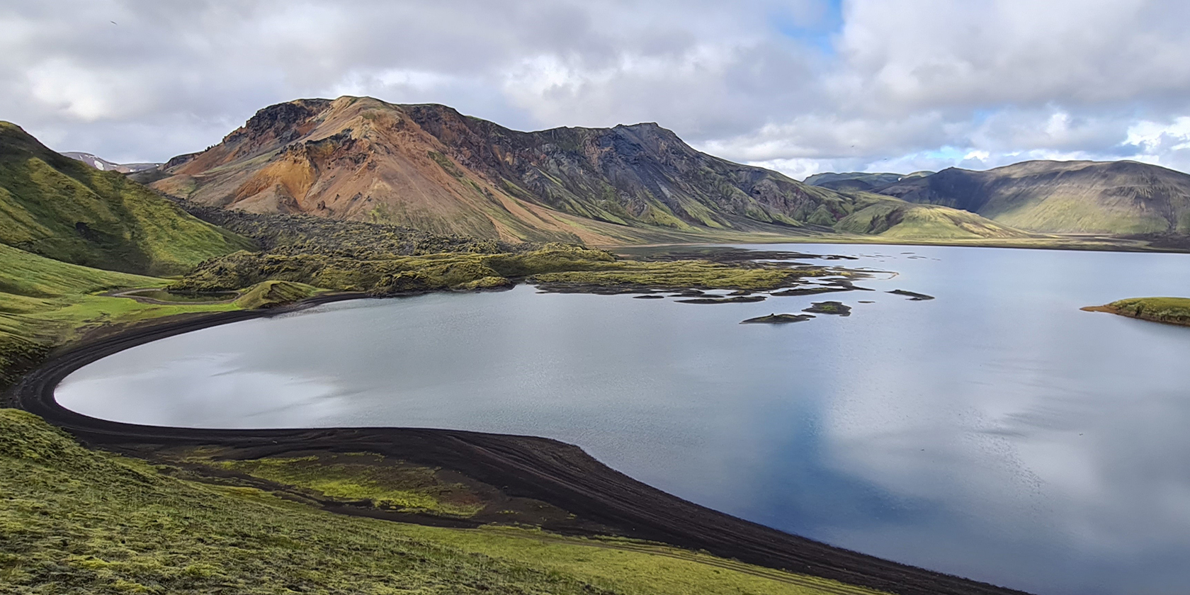 Alftavatn lake along the Laugavegur trail