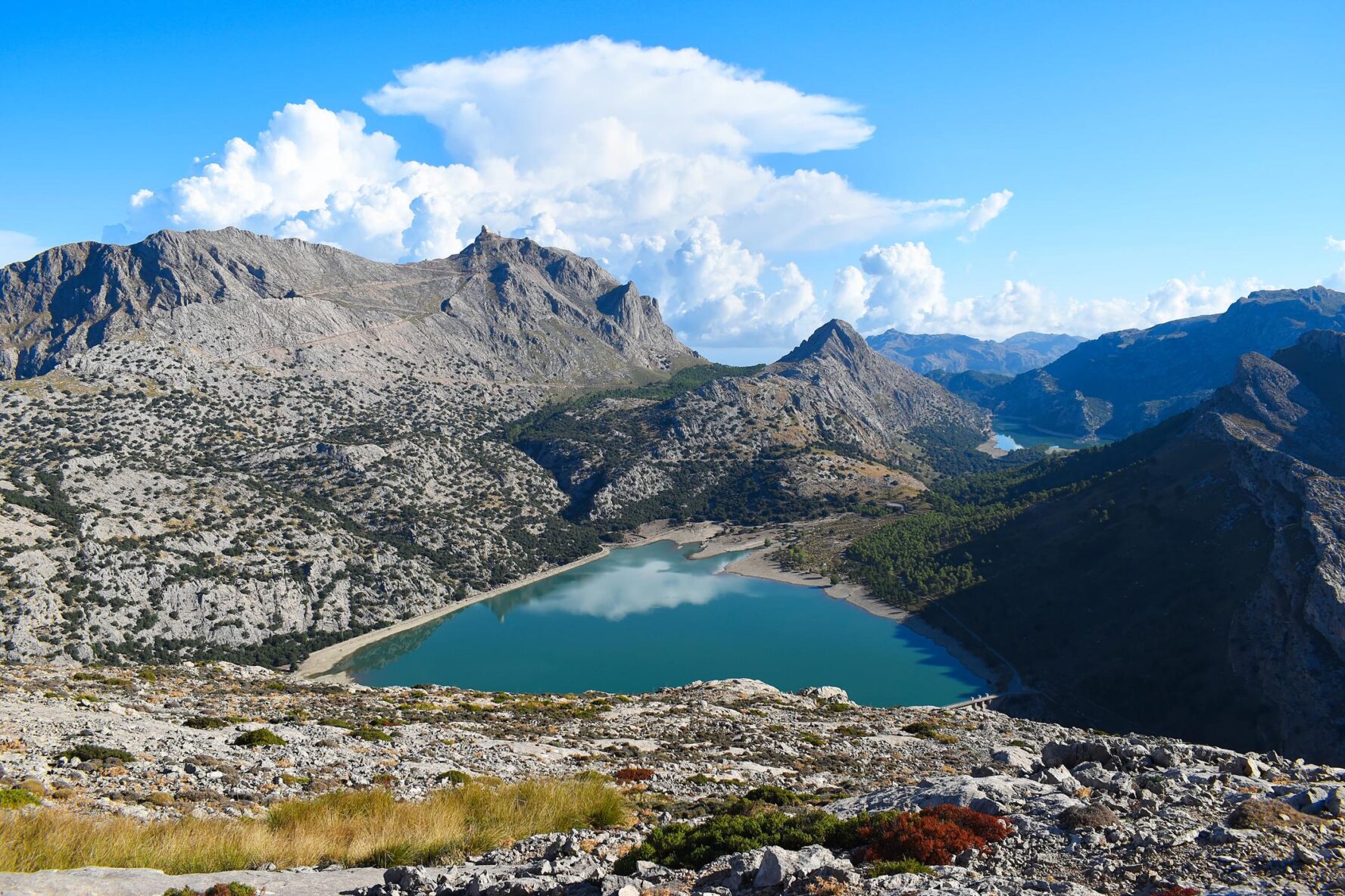 View on a Cúber lake from Los Tres Miles route