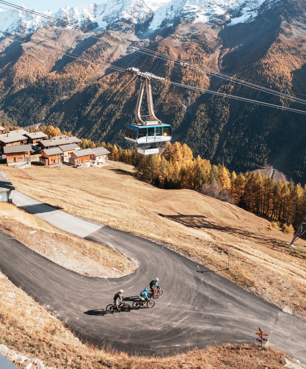 Cable car above MTBers