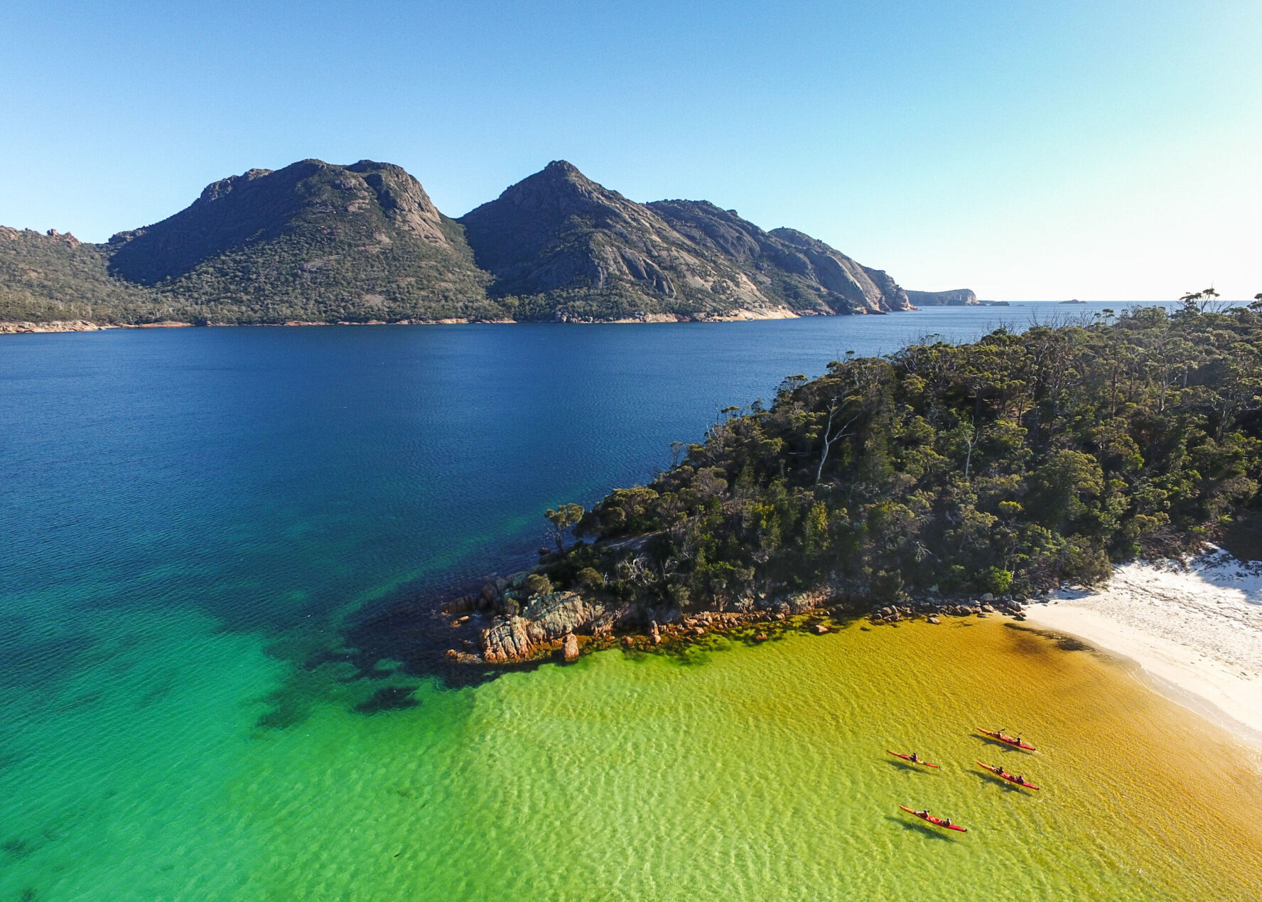 Kayaks in Wineglass Bay on the Freycinet Peninsula from above