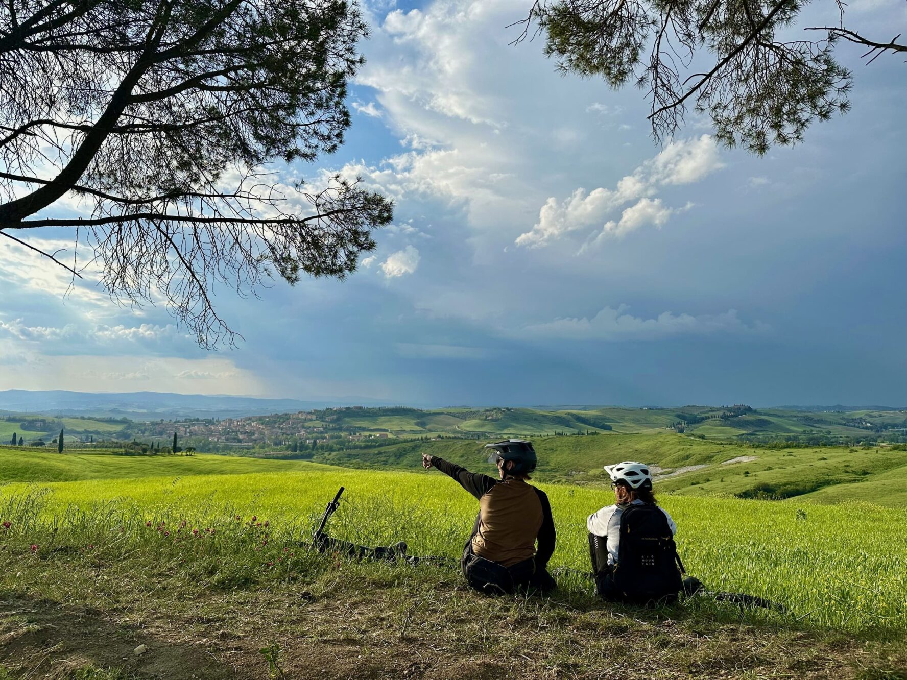 Bikers rest in the shade on the Tuscany e-bike trip