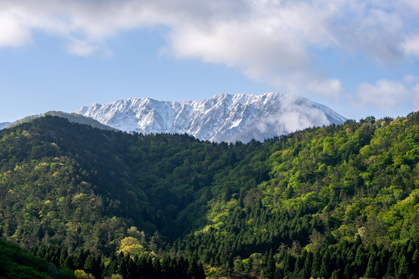 Gorgeous views of mountains in Japan