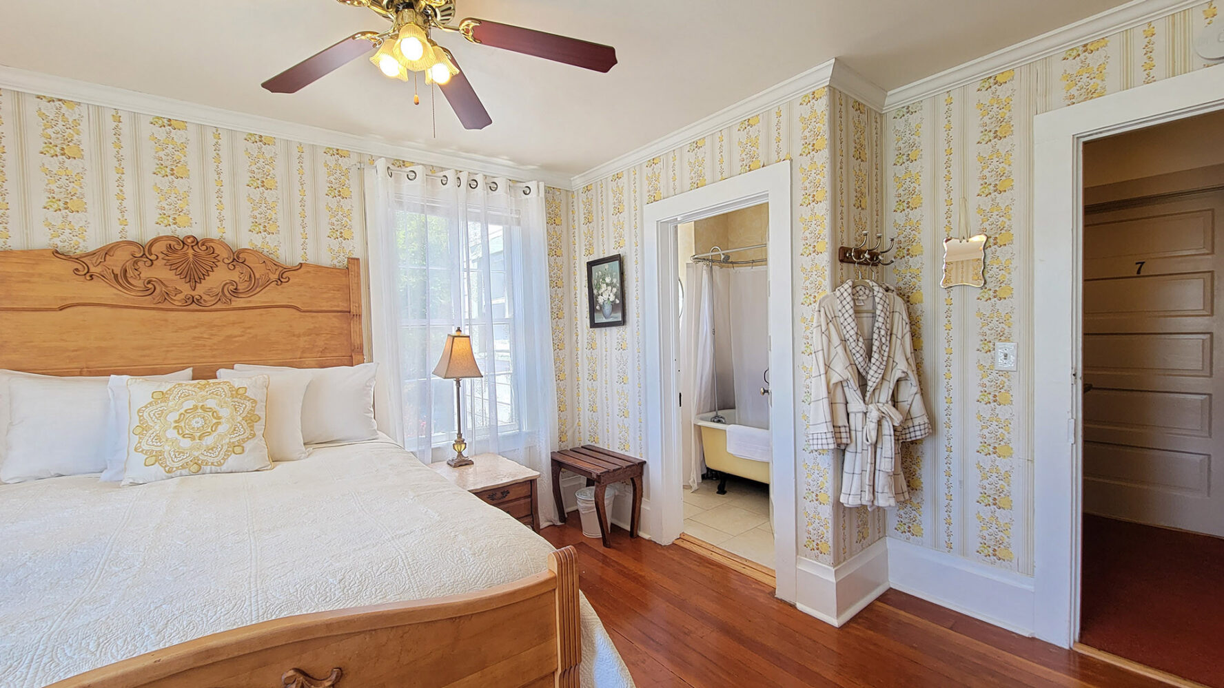 SIngle room at Requa Inn