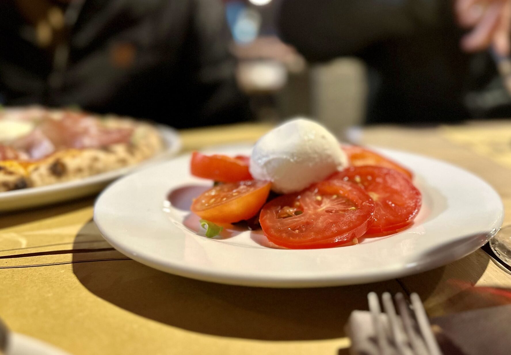 A dish with tomatoes and mozzarella during the Tuscany e-bike trip