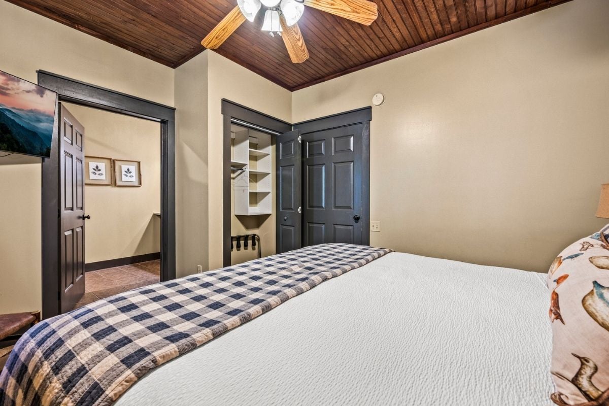 Laurel Lodge room