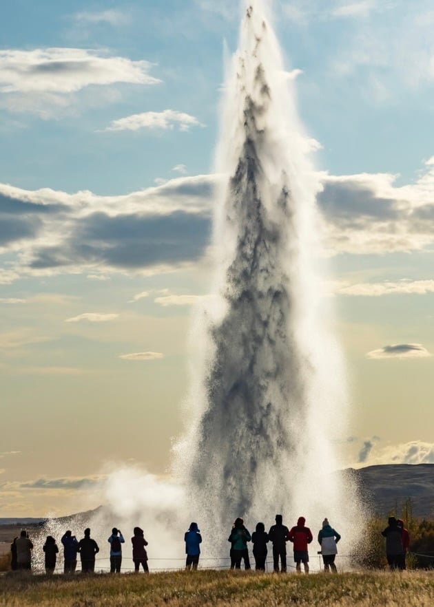 Geyser Strokkur and people