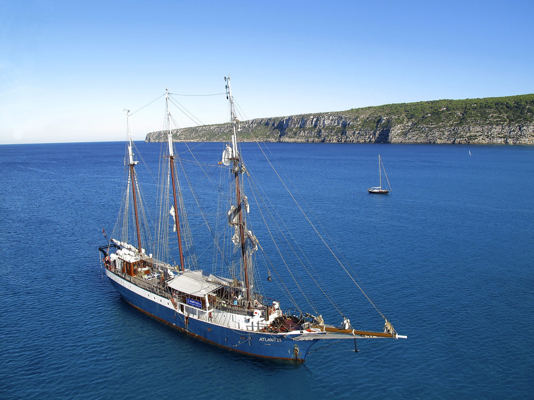 Atlantis boat from above
