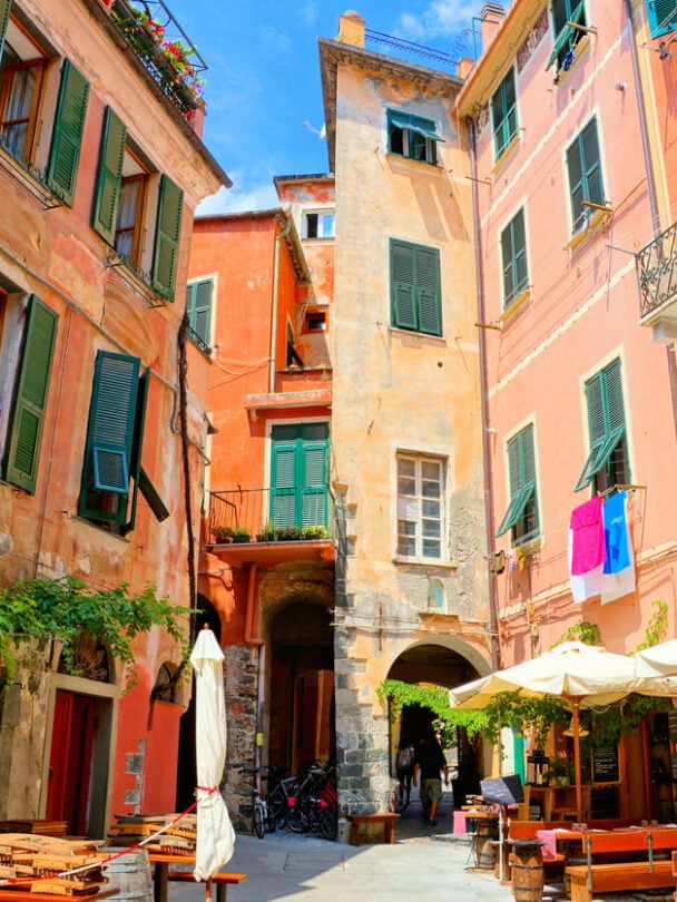 hikers resting cinque terre