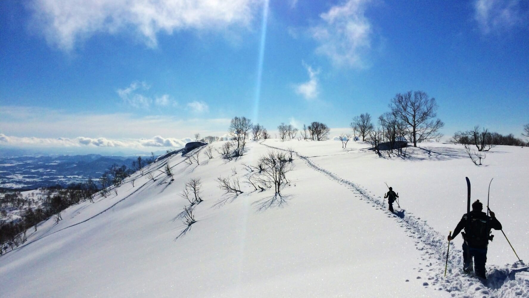 Skiers powder Japan