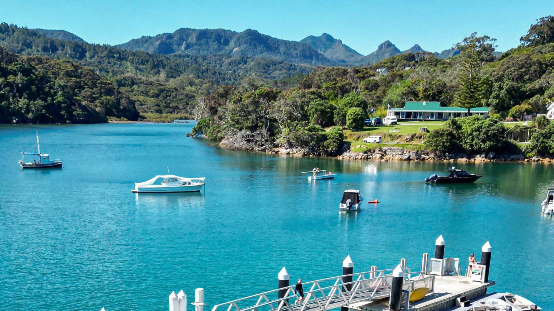 Great Barrier lodge sea