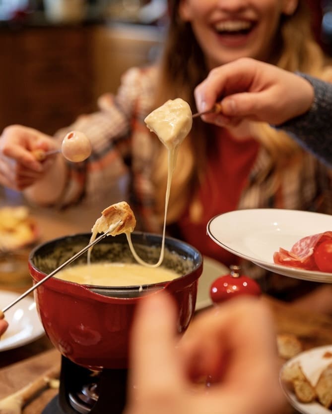 Sharing fondue women