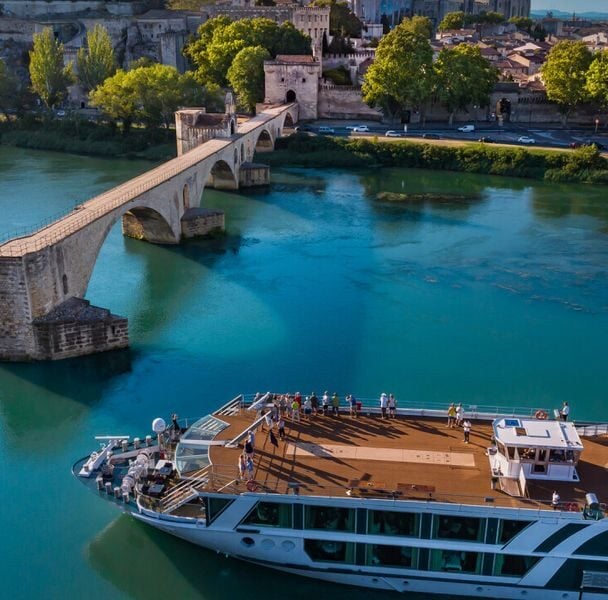 cyclists provence burgundy
