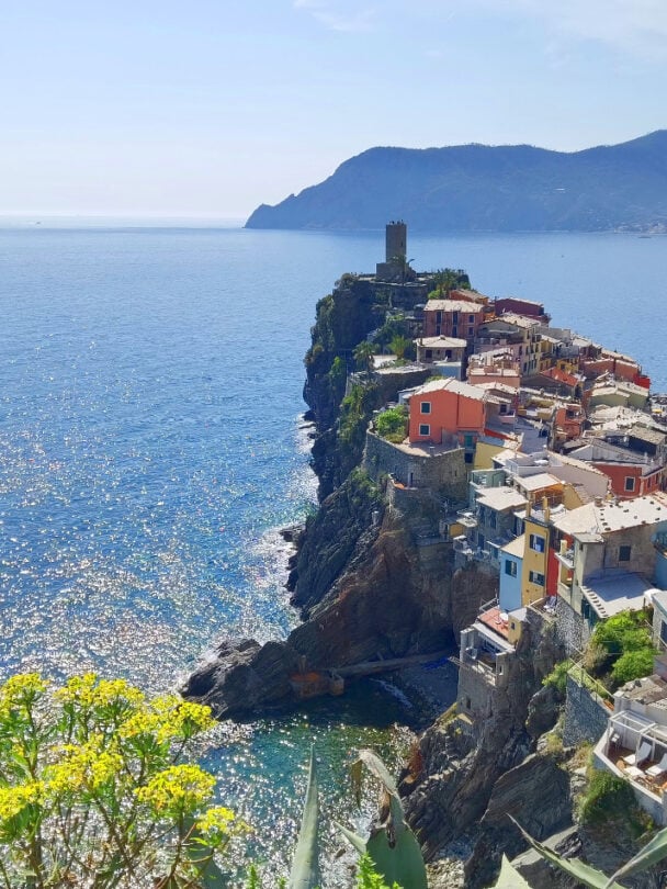 hikers resting cinque terre