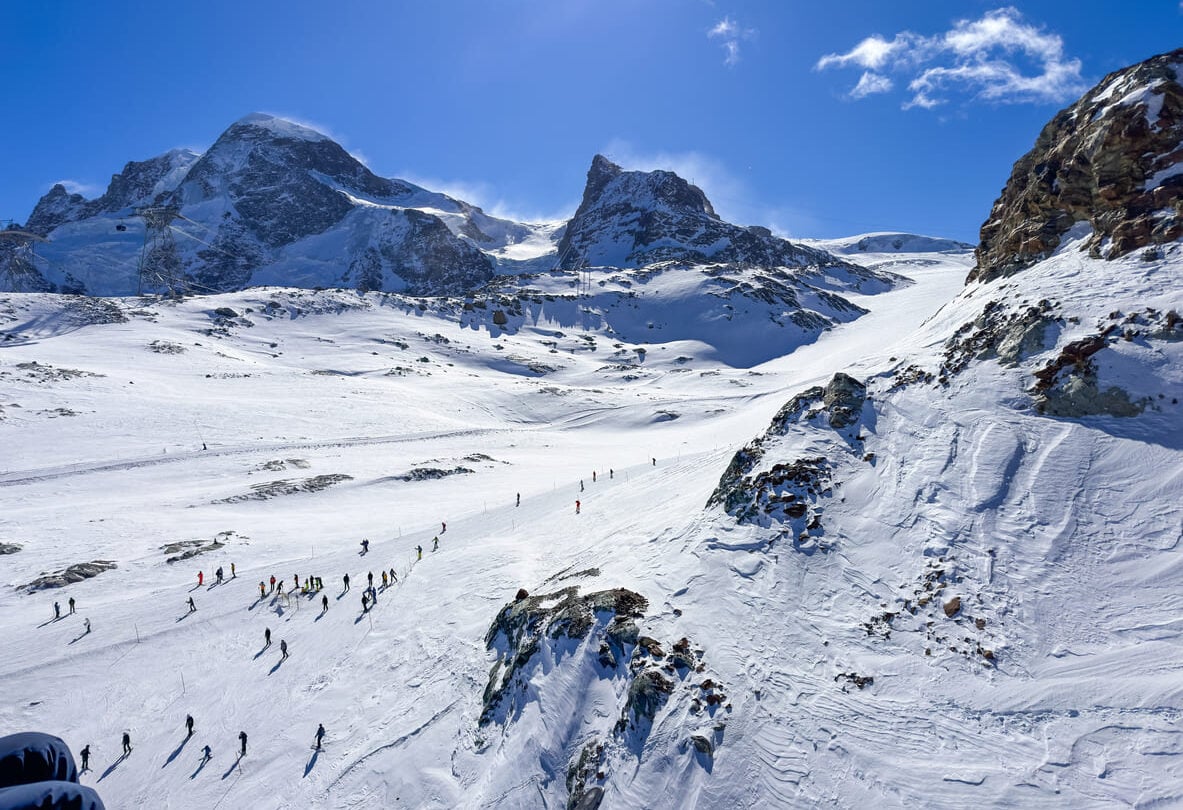 cervinia skiers