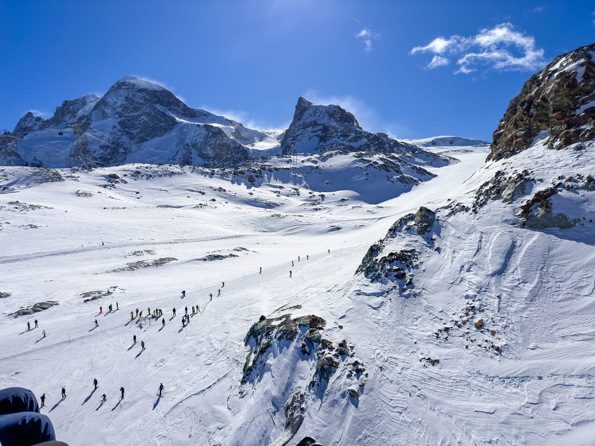 cervinia skiers