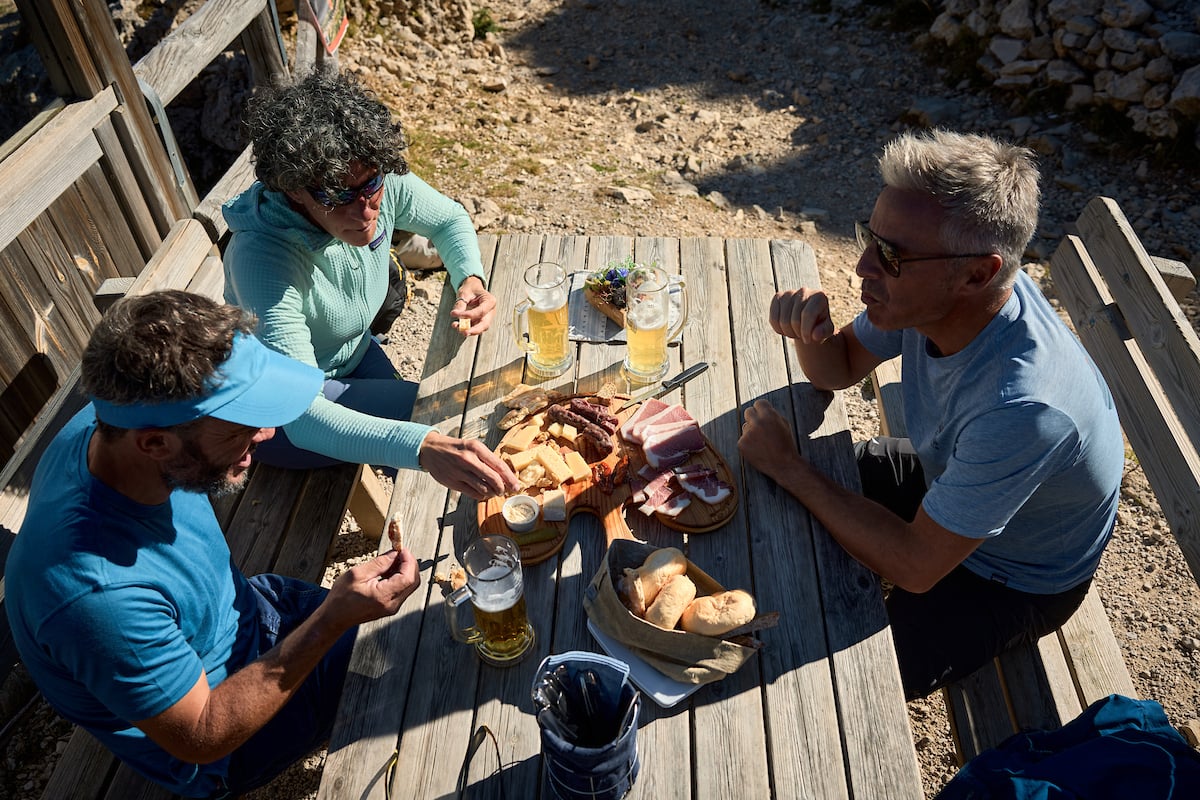 hikers dolomites rifugio break
