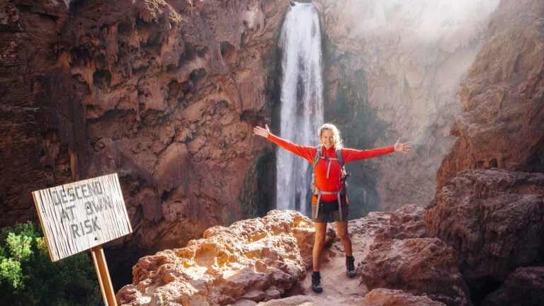mooney falls hike