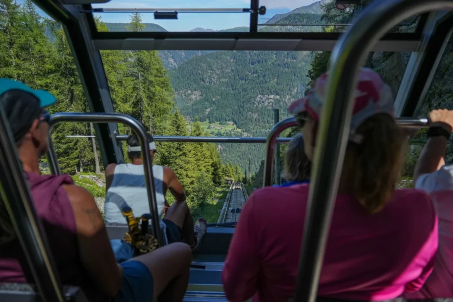 Cable car all women