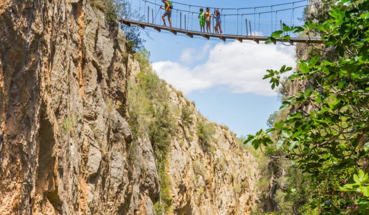 Chulilla bridge hikers