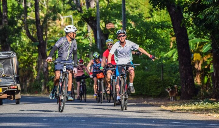Cyclist signaling in Sri Lanka