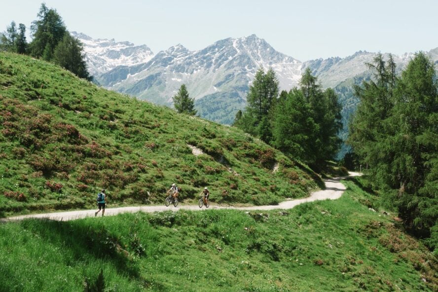 E-MTB riding in the Alps