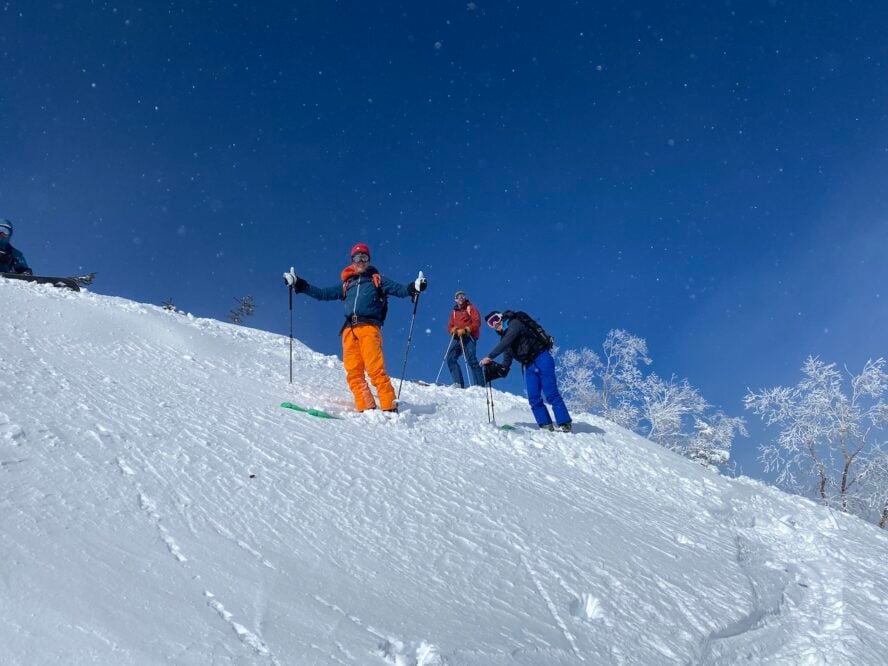 Skiers posing on Japow