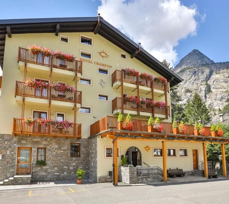 Crampon hotel exterior
