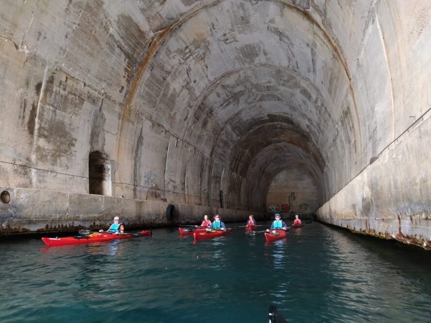 Vis naval tunnels