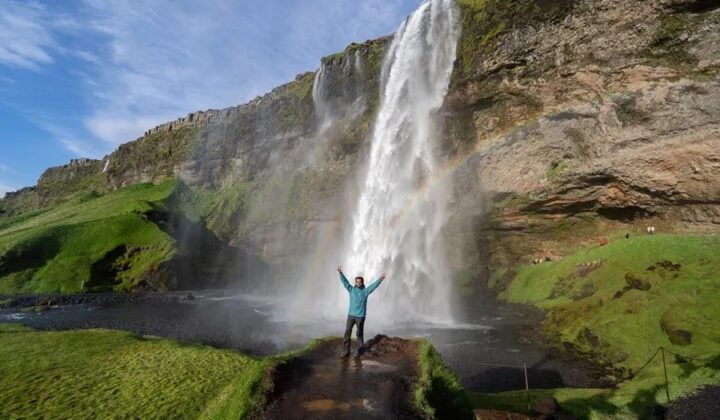 iceland man seljandsfoss
