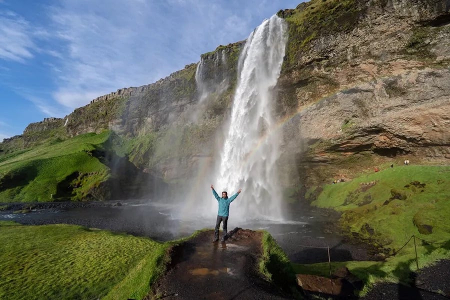 iceland man seljandsfoss
